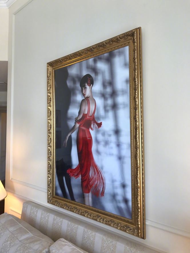 Cận cảnh phòng khách sạn sang chảnh đầy ắp hình ảnh chính mình của Phạm Băng Băng tại Cannes Cận cảnh phòng khách sạn sang chảnh đầy ắp hình ảnh chính mình của Phạm Băng Băng tại Cannes